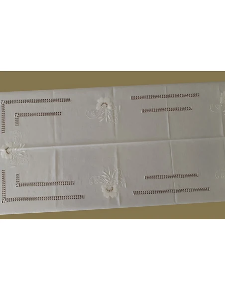 Toalha de mesa de linho bordada a mão - Bordados matiz e richelieu - bordados da lixa 