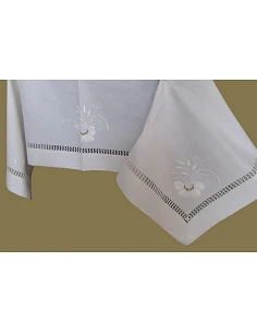 Toalha de mesa de linho bordada a mão - Bordados matiz e richelieu - bordados da lixa 