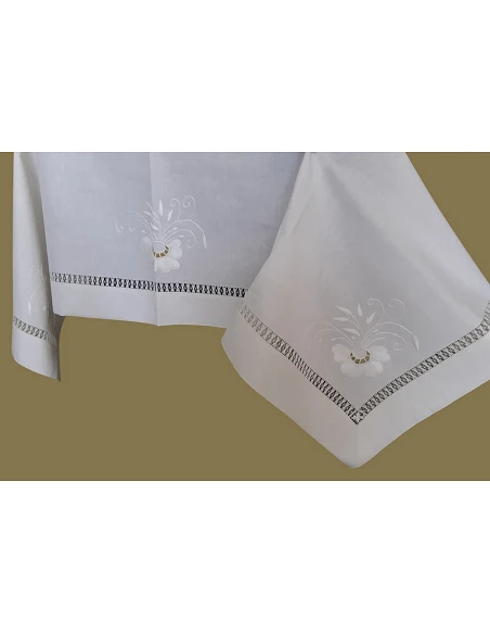 Toalha de mesa de linho bordada a mão - Bordados matiz e richelieu - bordados da lixa 