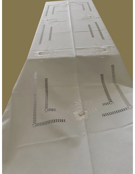 Toalha de mesa de linho bordada a mão - Bordados matiz e richelieu - bordados da lixa 