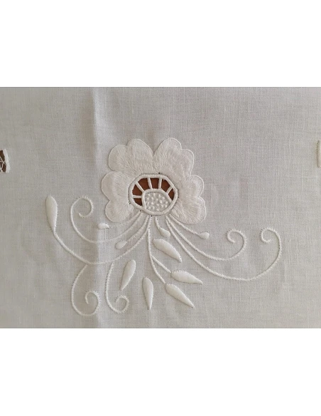 Toalha de mesa de linho bordada a mão - Bordados matiz e richelieu - bordados da lixa 