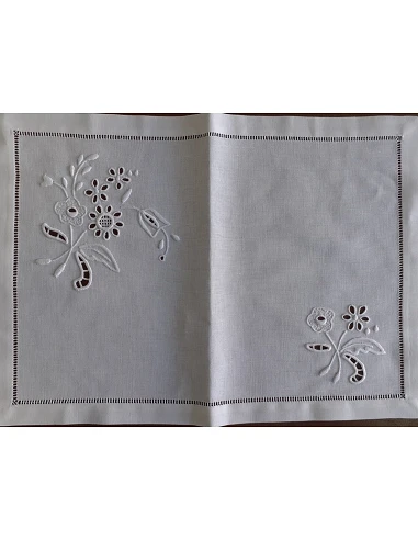 52x37 cm - Mantel individual 100% lino bordado a mano