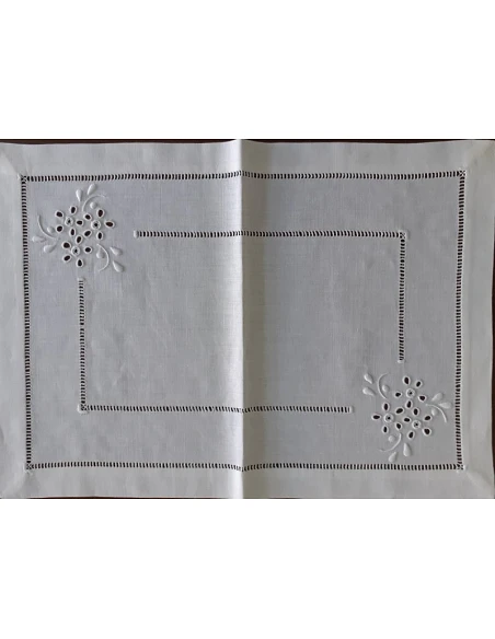 52x37 cm - Mantel individual 100% lino bordado a mano