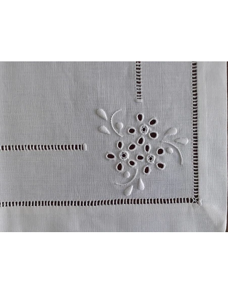 52x37 cm - Mantel individual 100% lino bordado a mano