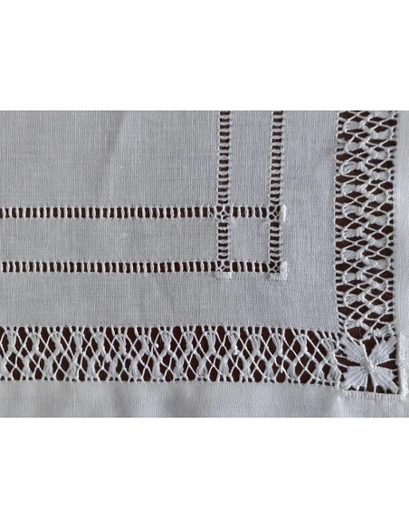 52x37 cm - Mantel individual 100% lino bordado a mano