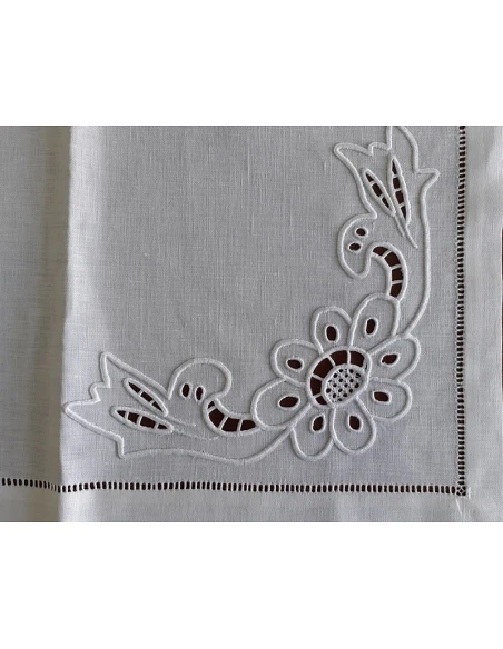 52x37 cm - Mantel individual 100% lino bordado a mano