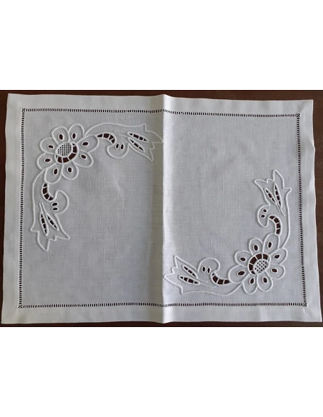 52x37 cm - Mantel individual 100% lino bordado a mano