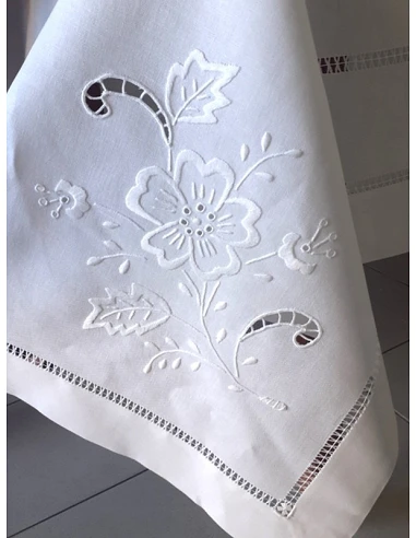 170x350 Toalha de mesa de linho bordada a mão - Bordados richelieu C/ Flor Branco